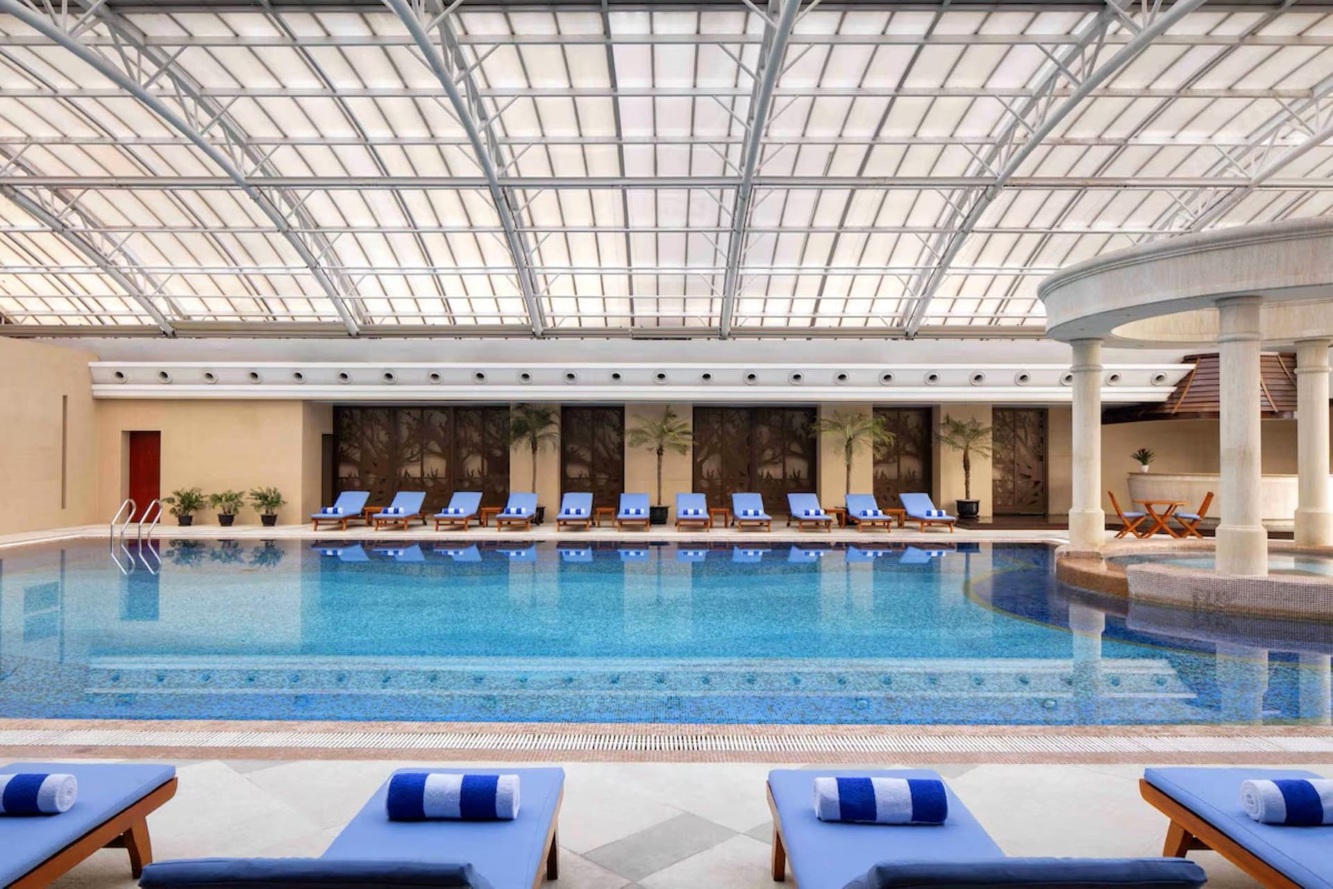 Radisson Blu Hotel Shanghai New World (5-star)