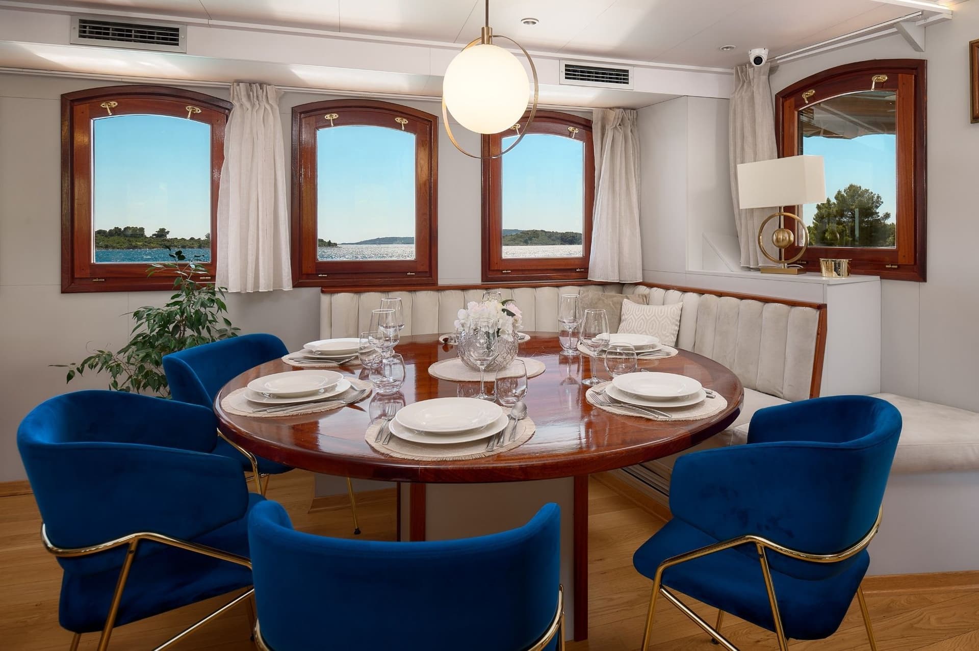 Bellezza Lounge / Restaurant