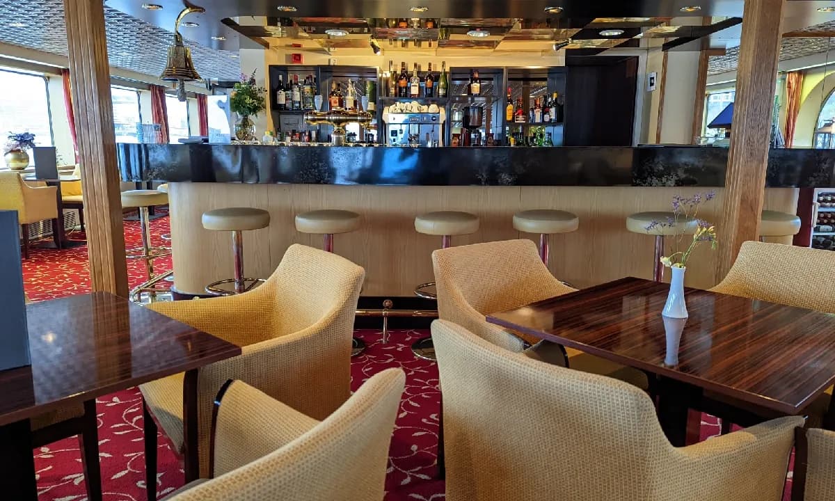Comfortable Panorama Lounge & Bar