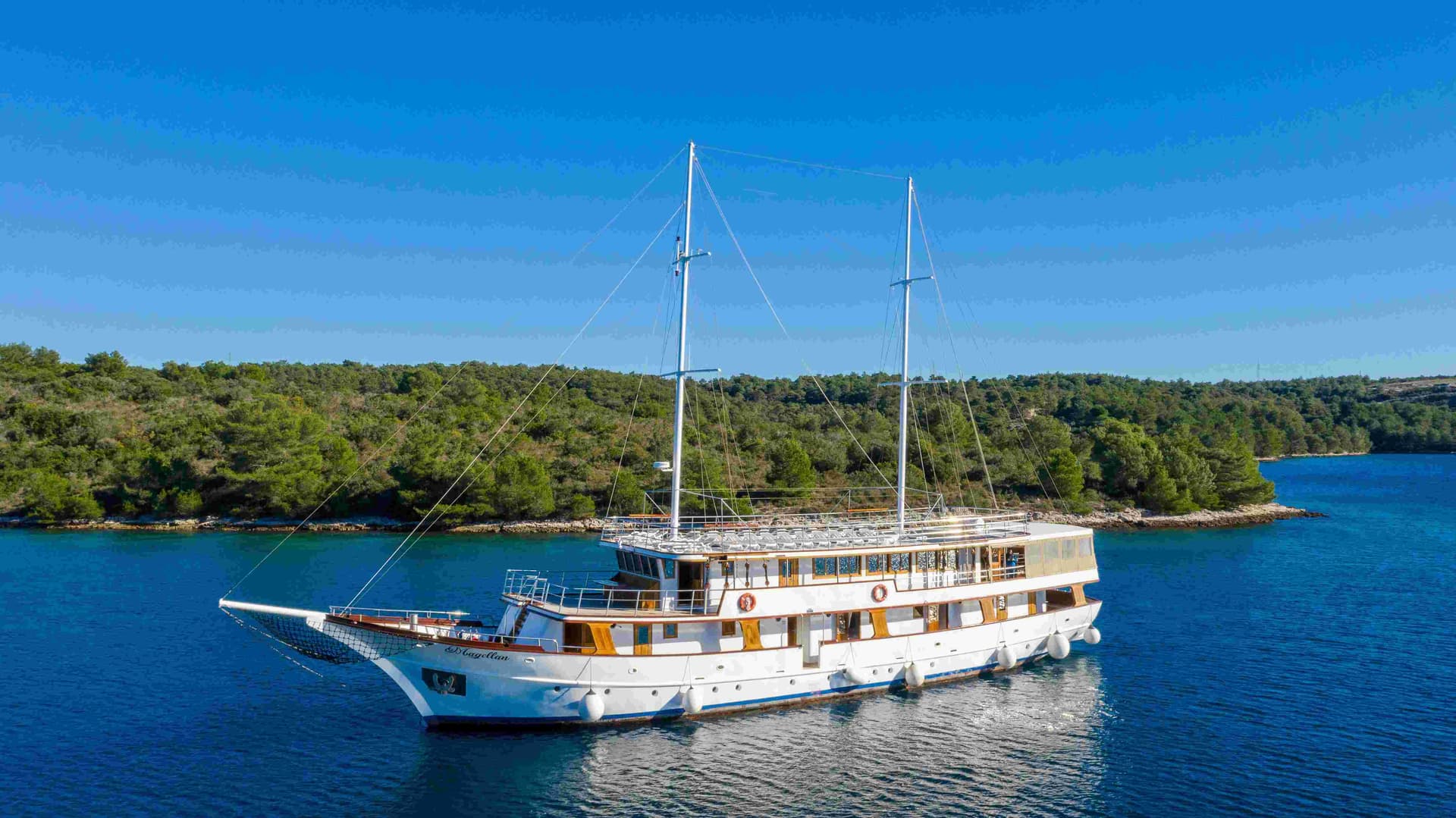 Deluxe Motor Yacht : Magellan