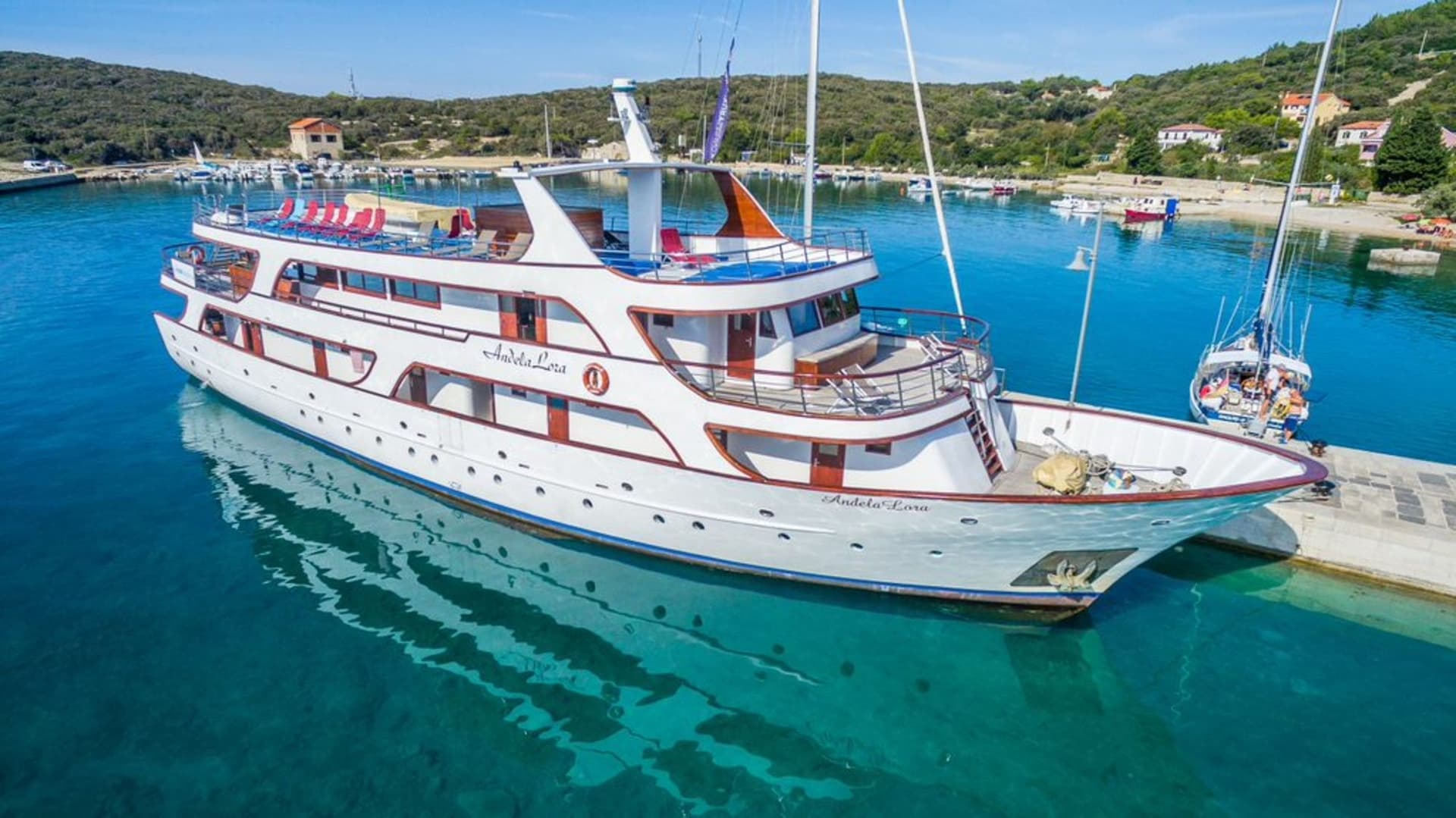 Deluxe Motor Yacht – Andela Lora