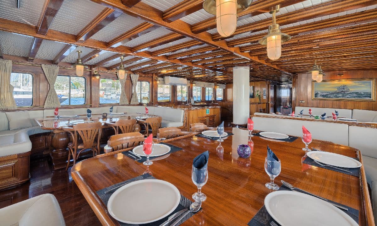 Inviting Lounge & Onboard Dining Experience
