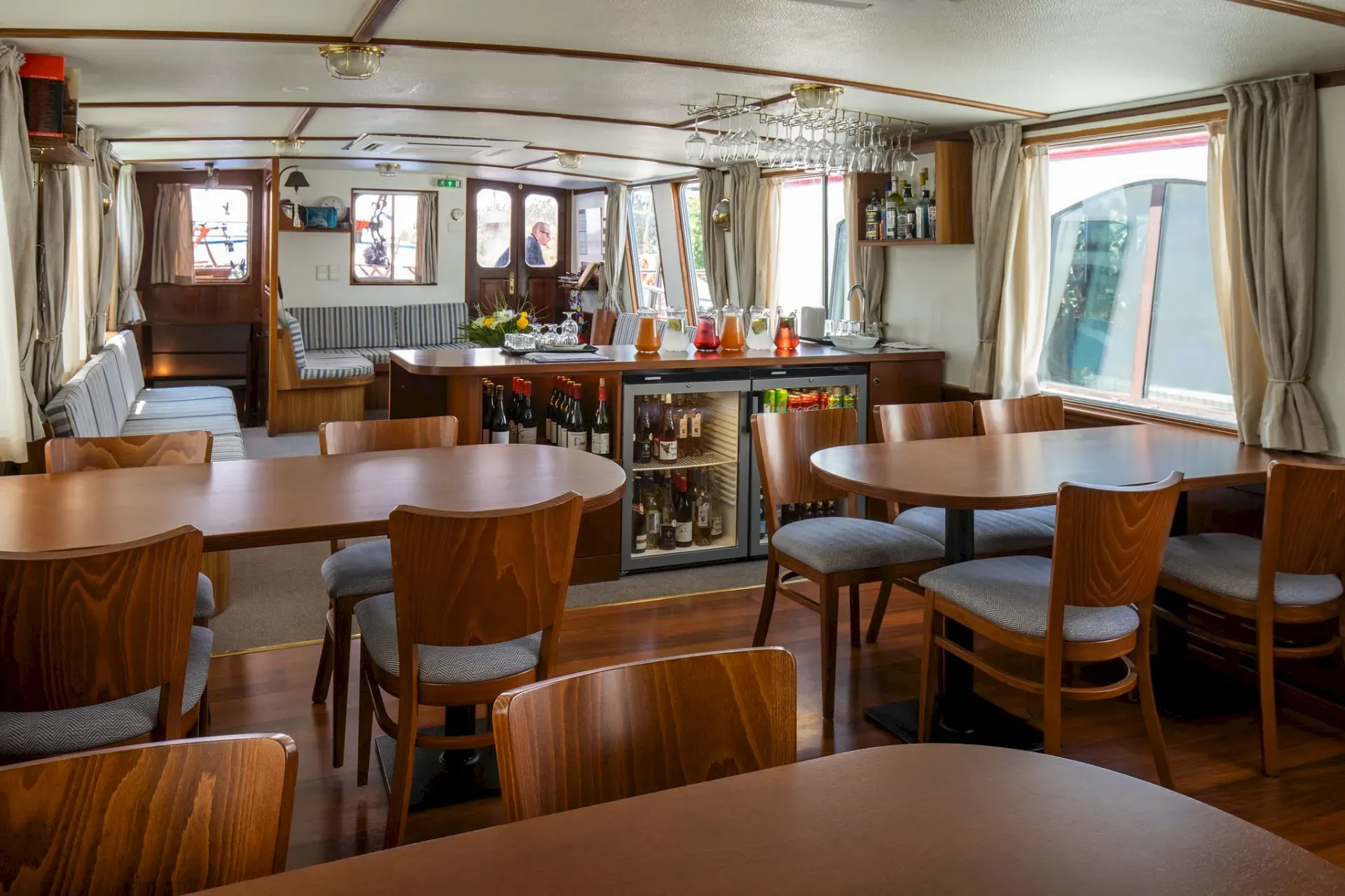 Panoramic Lounge & Dining Experience