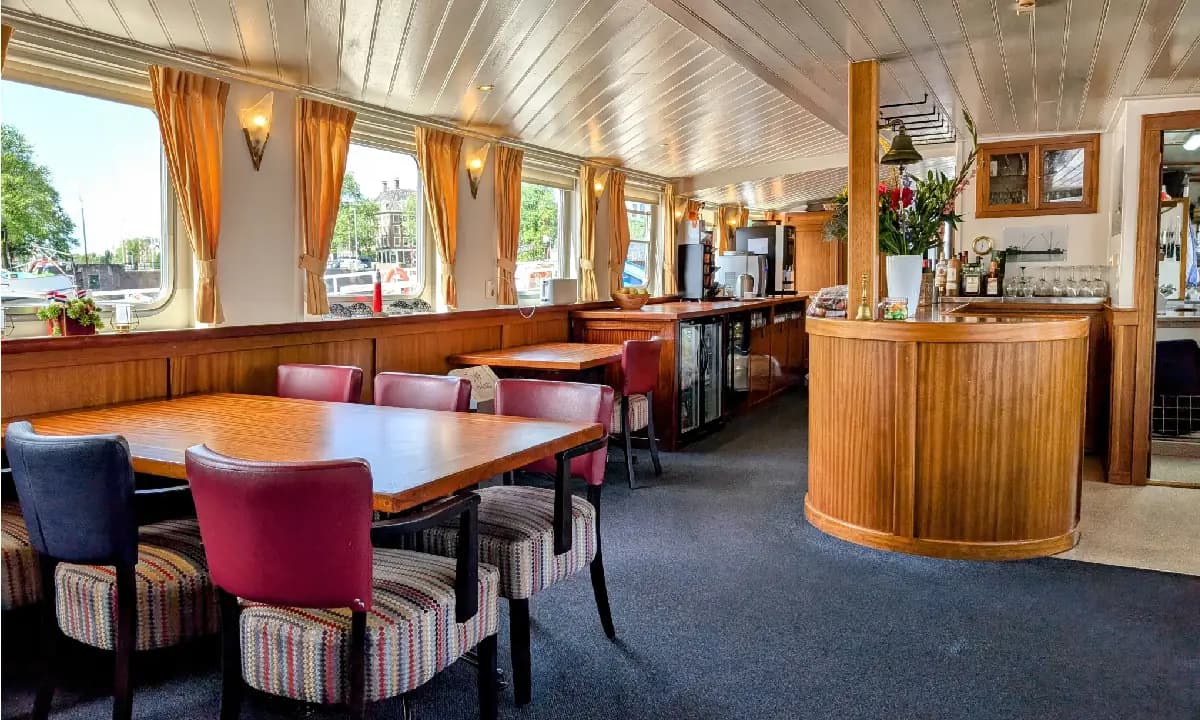 Cozy Lounge & Restaurant Onboard