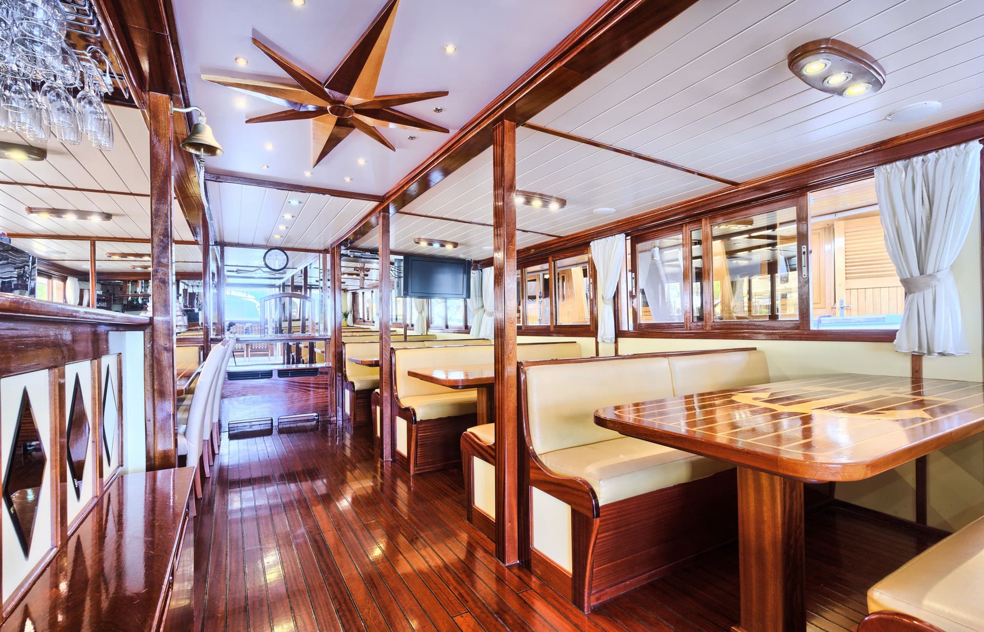 Onboard Dining with a Social Atmosphere