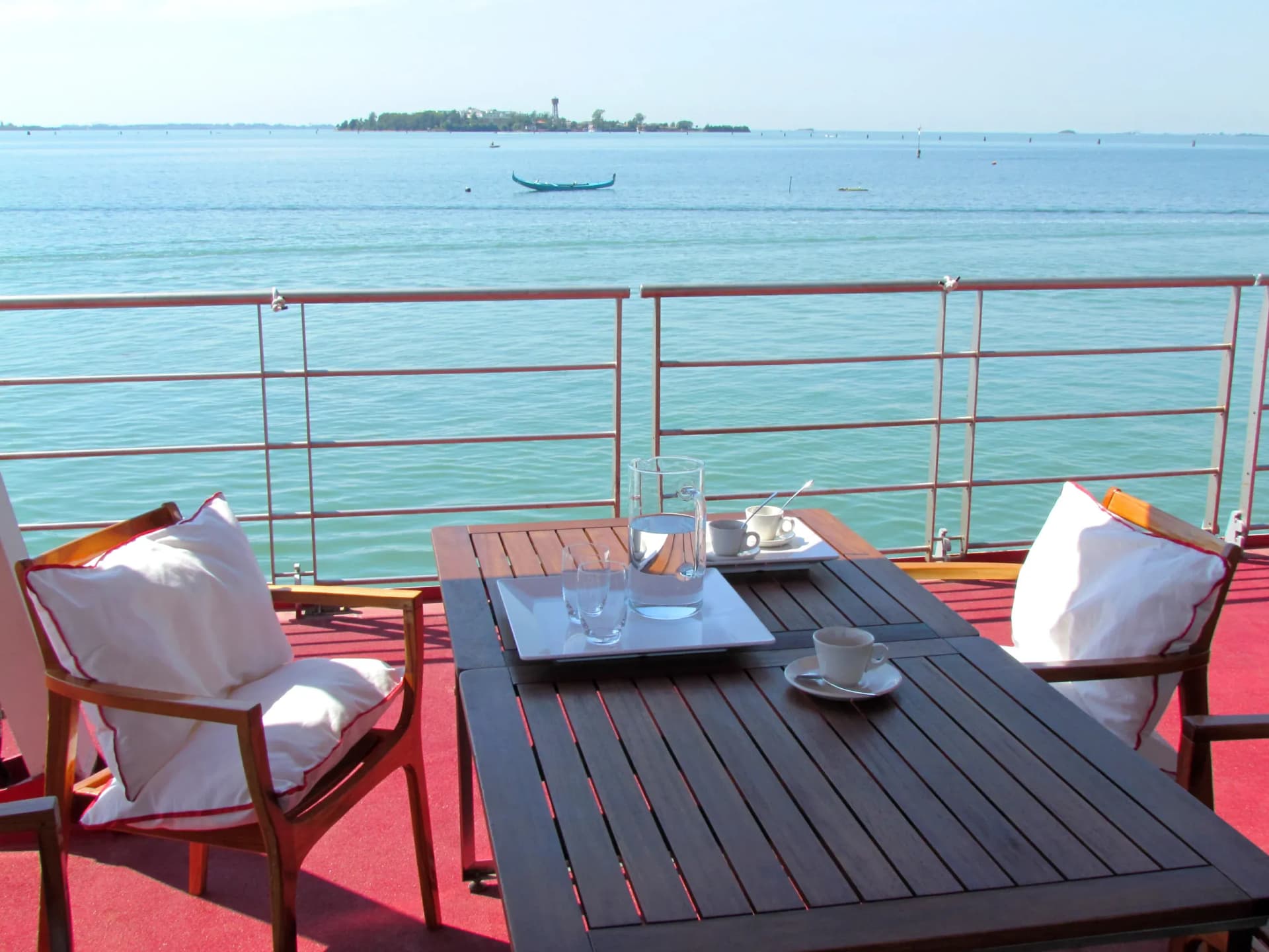 Panoramic Lounge & Relaxed Social Spaces