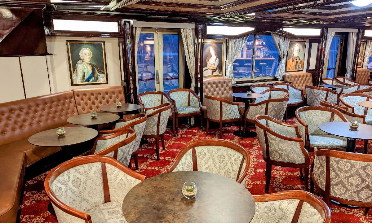 Panoramic Lounge with Bar