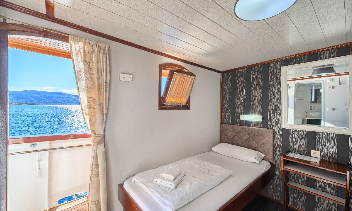Comfortable Ensuite Cabins (10–12 m²)