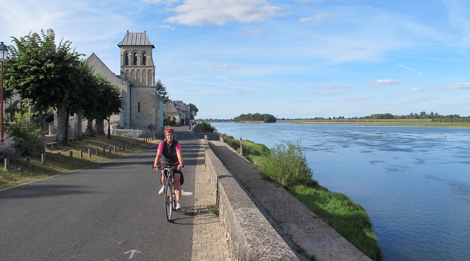 Cycling on the Loire valley road in Le Thoureil © Jean Claude Praire
